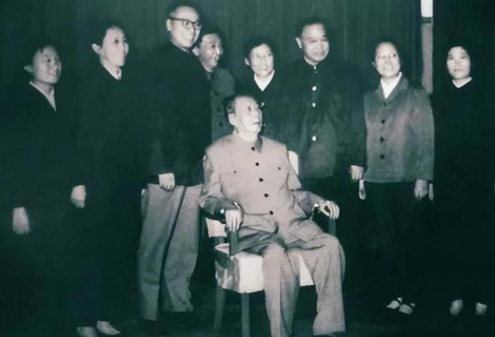 毛主席最后一次观影竟嚎啕大哭：《难忘的战斗》播放不到十分钟被迫中止，医护人员紧急