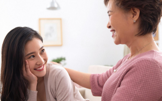 婆婆车祸失明后当众传我家产，却在我发现真相时揭下纱布说：“他们在楼梯间说的话，我全听见了。”