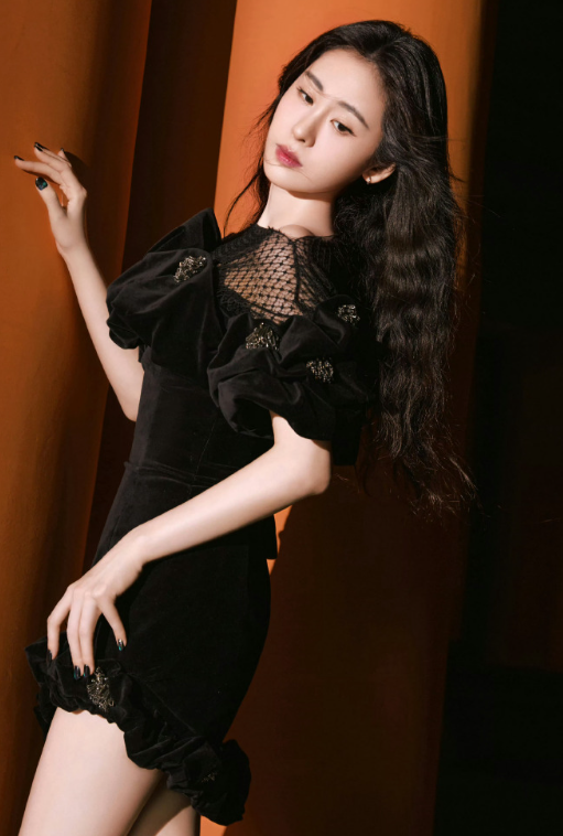 张碧晨的黑色小裙妆造，这感觉如何，超nice的！