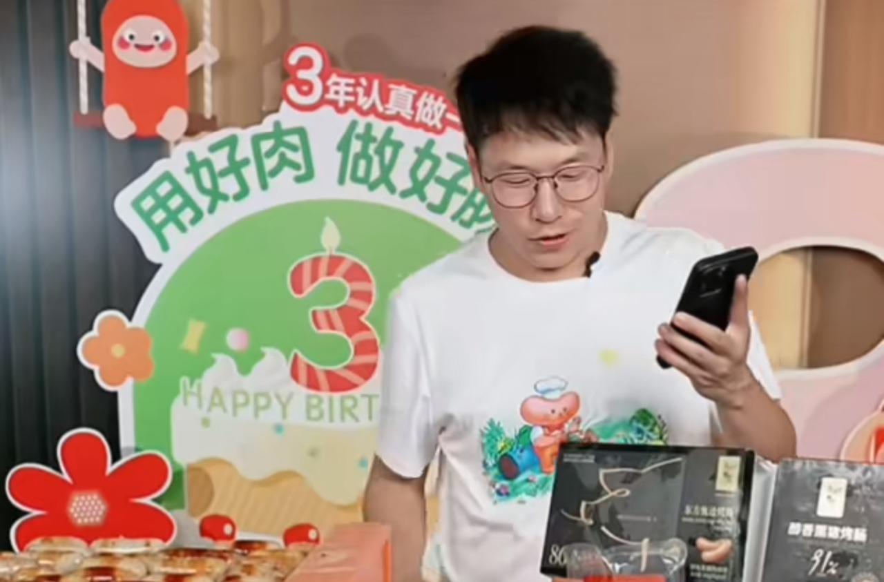 明明说如果谁家的孩子初中的时候就不想学习了，可以送到他那里去，他带着一起出去溯源