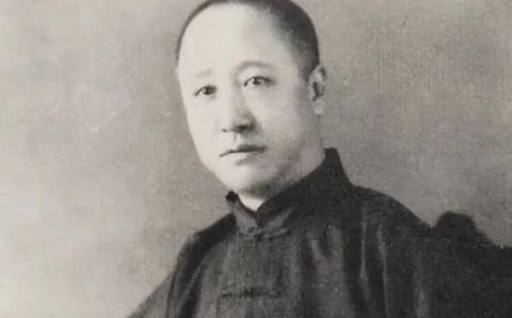 1949年北平解放，载沣将家人全部叫到一起，废除王府沿袭多年的请安制，然后对家人