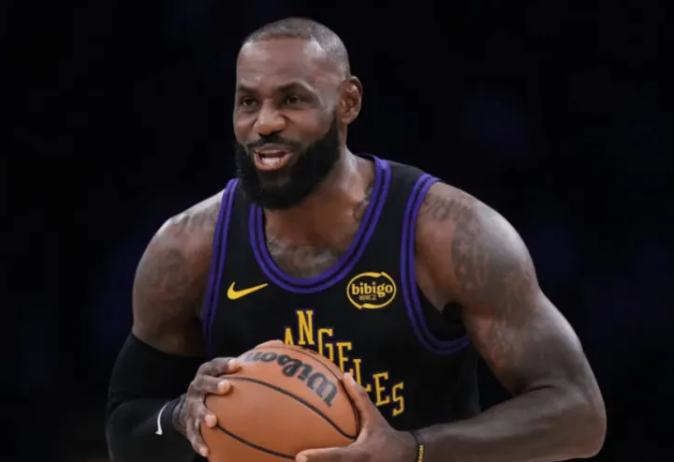 NBA常规赛，湖人主场迎战太阳。
湖人主教练JJ-雷迪克接受了记者采访，并谈到了