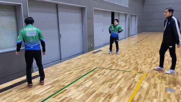 雨果以前在日本T联赛打过球，他和一群乒乓球选手在球馆里踢足球玩，尽显巴西人刻在D