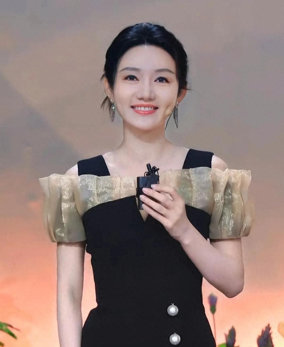 都说娱乐圈美女帅哥排排站，央视也不甘落后，先有康辉，李思思，后有龙洋，王冰冰等，