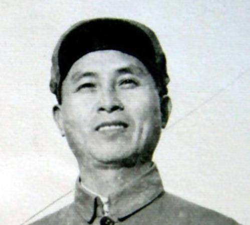 1941年7月的一个深夜，在江西吉安的一处监房内，中共江西省委书记谢育才突然被铁