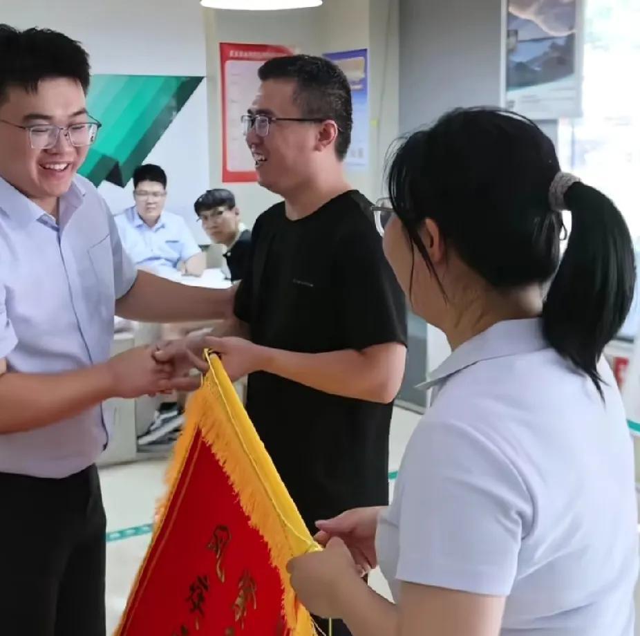 男子上班时，一对夫妇手捧锦旗登门道谢。



那天，倾盆大雨，交通拥堵。一位母亲