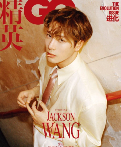 在采访中聊到自己做PPT的经历，巡演再忙也得一点点把方案磨出来。舞台上的气场全开