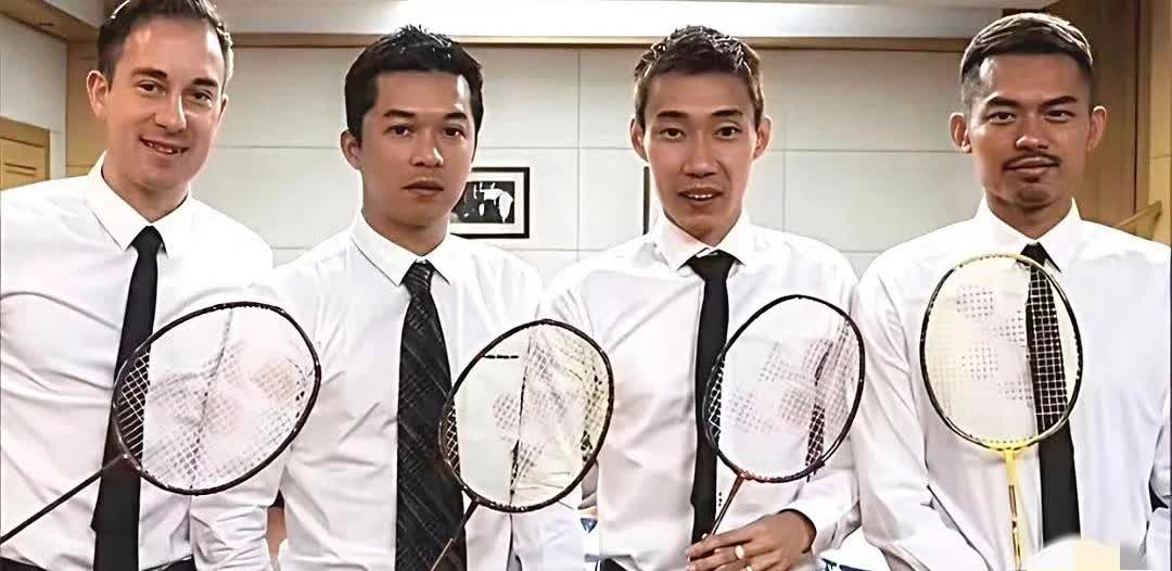 四位羽坛名将同框，我只认出了龙姿凤表的林丹，脑袋又长又窄的马来西亚猛将李宗伟，还