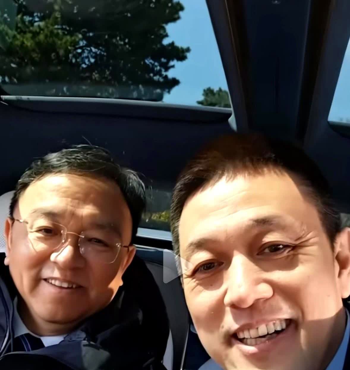 笑死了！

王传福估计都想下车了！

80万的车，你给我展示“小桌板”！