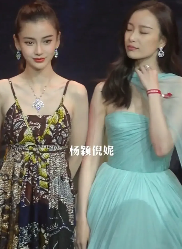 觉得杨颖挺和善的，对人总是笑脸相迎，为什么那么多黑子黑她呢！杨颖很少女，没有一点