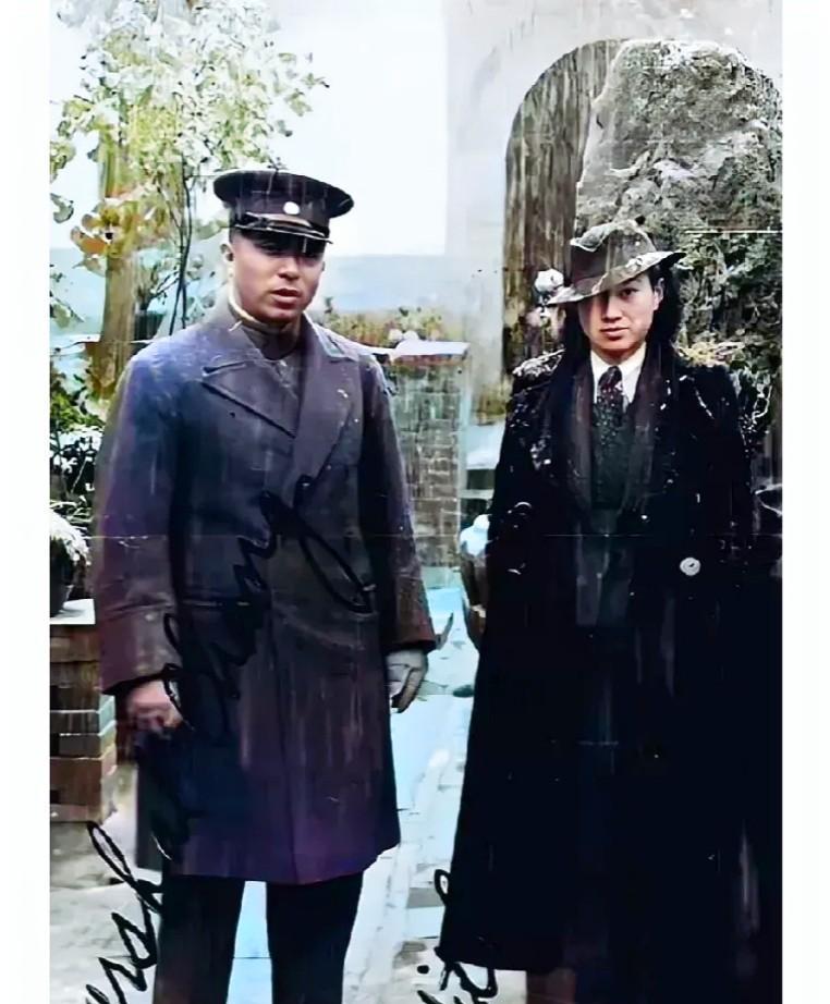 一张老照片，拍摄于1935年河南洛阳的冬天，大家看看在庭院的这两人是谁？原来这才