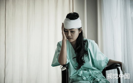 我出严重车祸那天，身为医生的顾知珩抛下了我， 只因那天下雨，他的小青梅说害怕打雷。