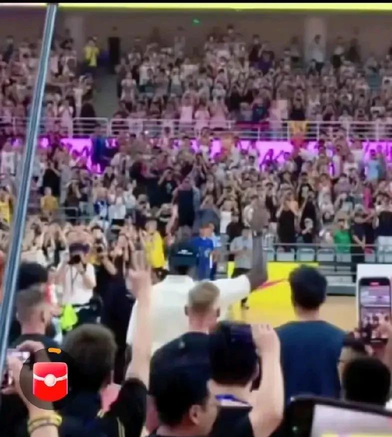 哈哈，黑子们也有惧怕的时候？詹姆斯倒是来了，迎接他的除了热情就是尊敬！现场人山人