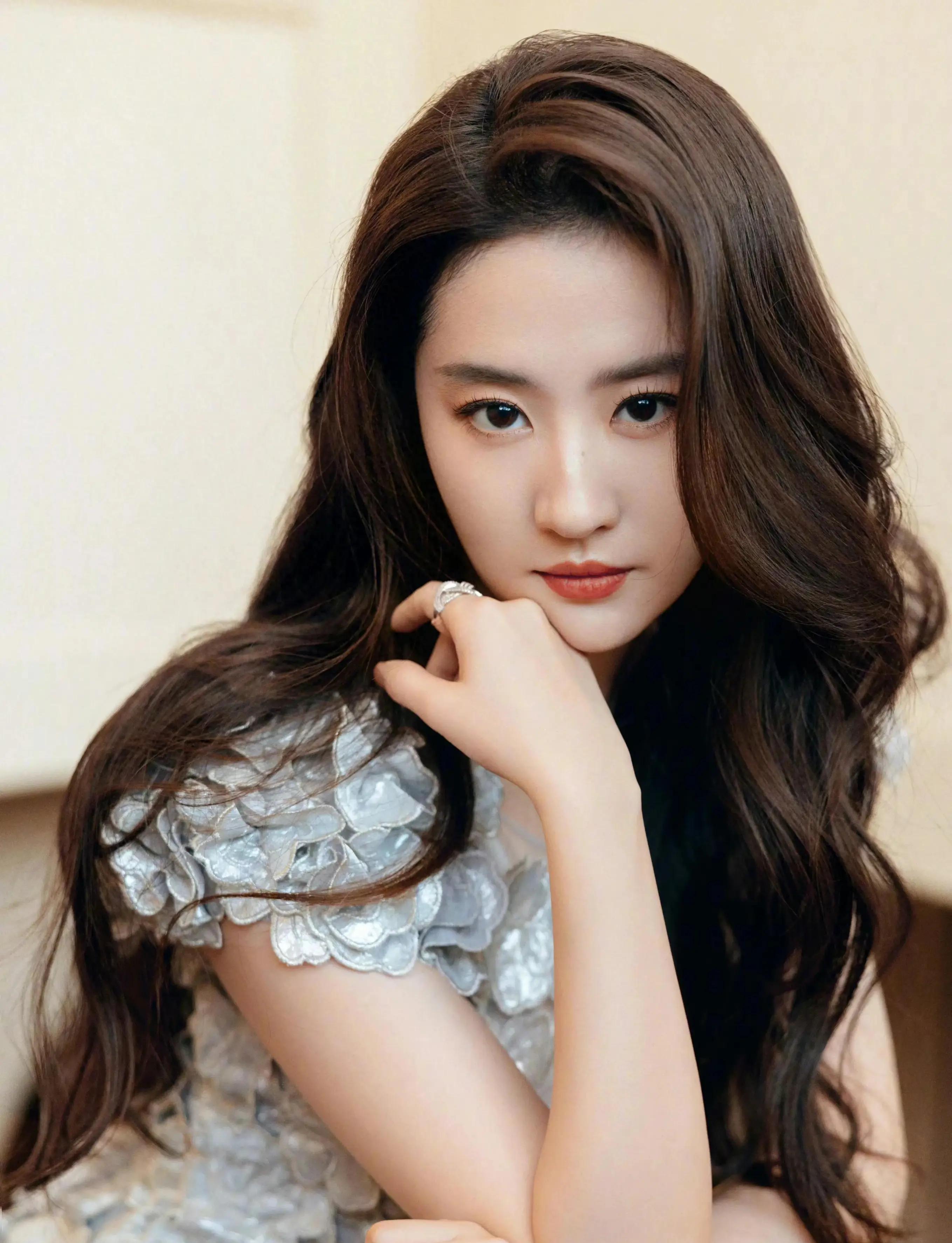 拥有美国国籍的刘亦菲，却被中国外交部点名表扬为“真正的中华儿女”，这其中有什么故