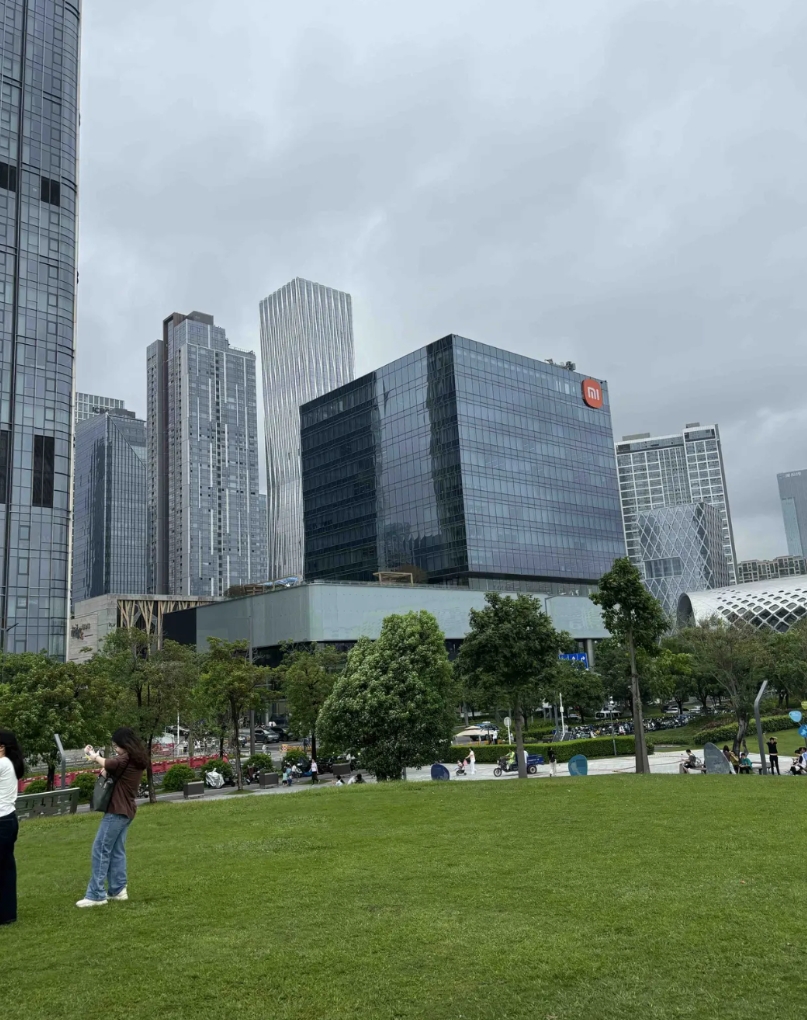 深圳的节奏有多快：

1、早高峰坐地铁都是跑着去，如果不跑反而更尴尬。

2、开