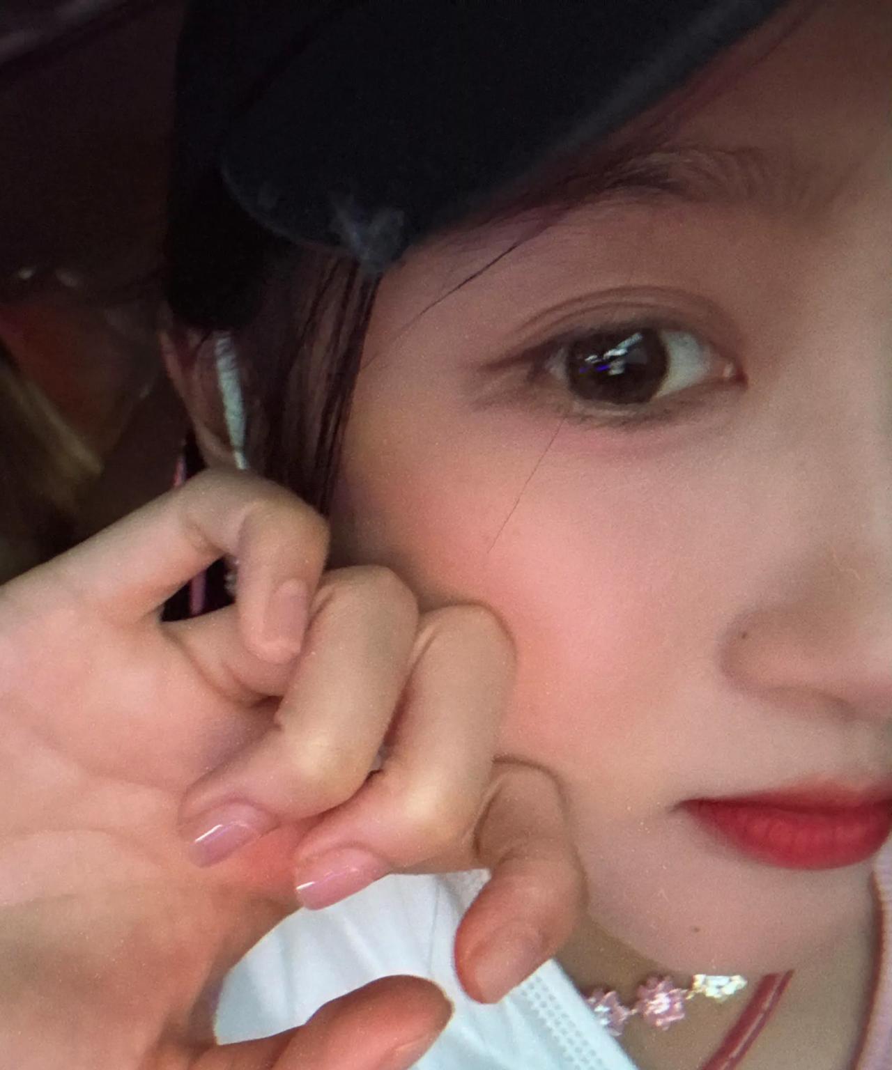 关晓彤刚杀青就冲汪苏泷演唱会！粉系穿搭嫩回少女感
#关晓彤回应去汪苏泷演唱会# 