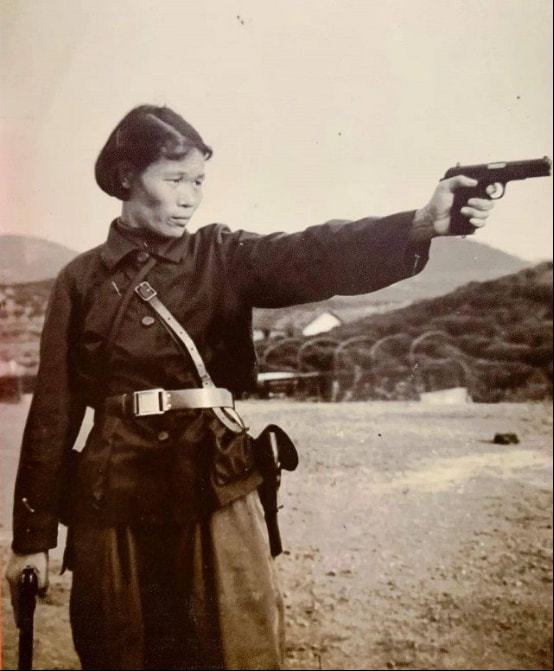 1941年，“双枪老太婆”莫林被俘，眼看就要被活埋，敌人问她：“你认识莫林吗？”