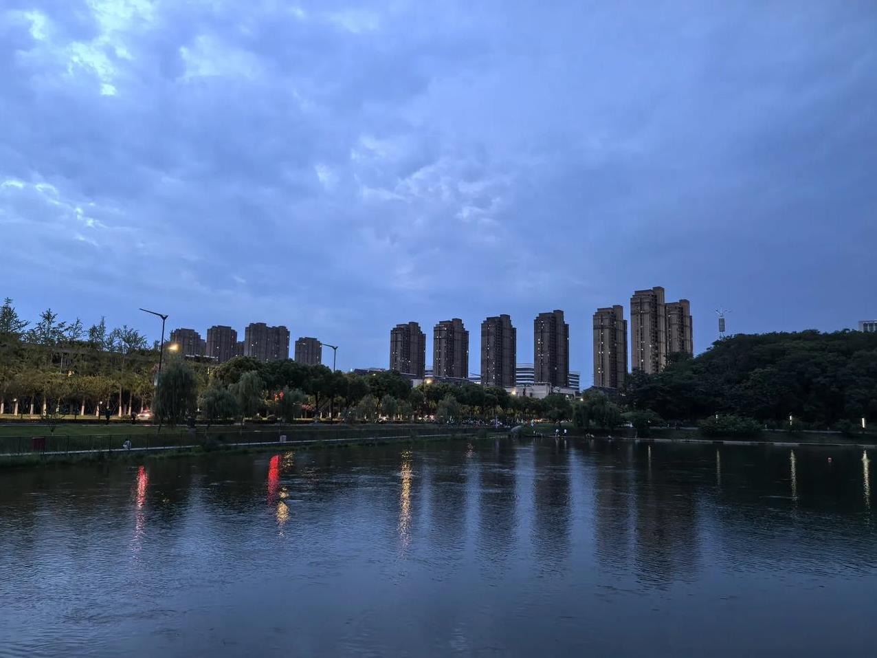 2025年6月14日，南京浦口，蓝蓝的夜。#随手拍的最美丽的照片# #你觉得南京