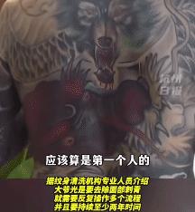 看到这位68岁全身纹身的大爷，真是感慨万千。年轻时，他赶上“江湖风气”，觉得纹身