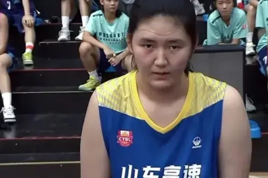 张子宇再上热榜，其实女版姚明这个词都不足以说明张子宇的内线优势。
姚明229，但