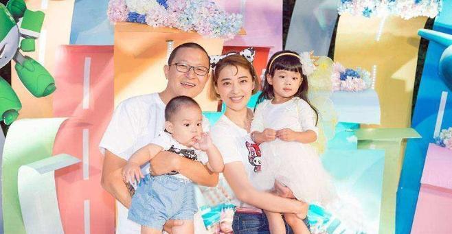 2013年，梅婷生孩子时羊水栓塞，生命垂危，医生问家属：“救大人还是救孩子？”关