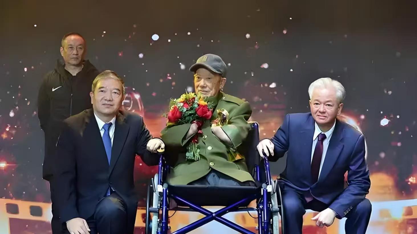 抗美援朝战争有多艰难，他趴在冰天雪地中三天三夜，四肢都被冻僵