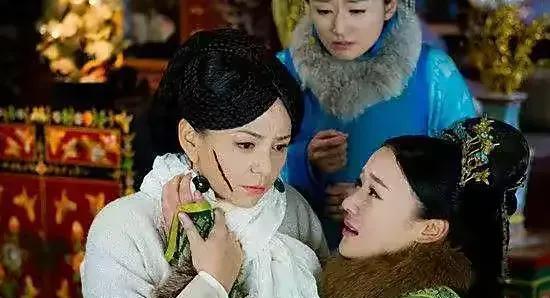 公元1635年，莽古济被弟弟皇太极下令凌迟处死。行刑时，她被刽子手除去衣物，削下