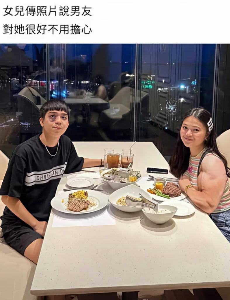 他为什么不笑，是天生不爱笑吗？