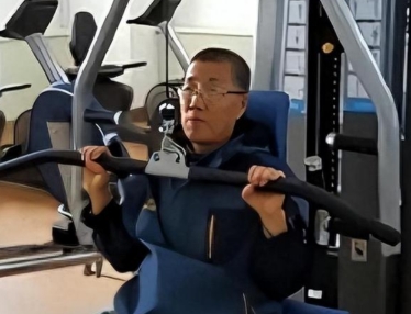 2000年，哈尔滨一位20岁小伙子因车祸离世，他的心脏被移植给了一位57岁大叔杨