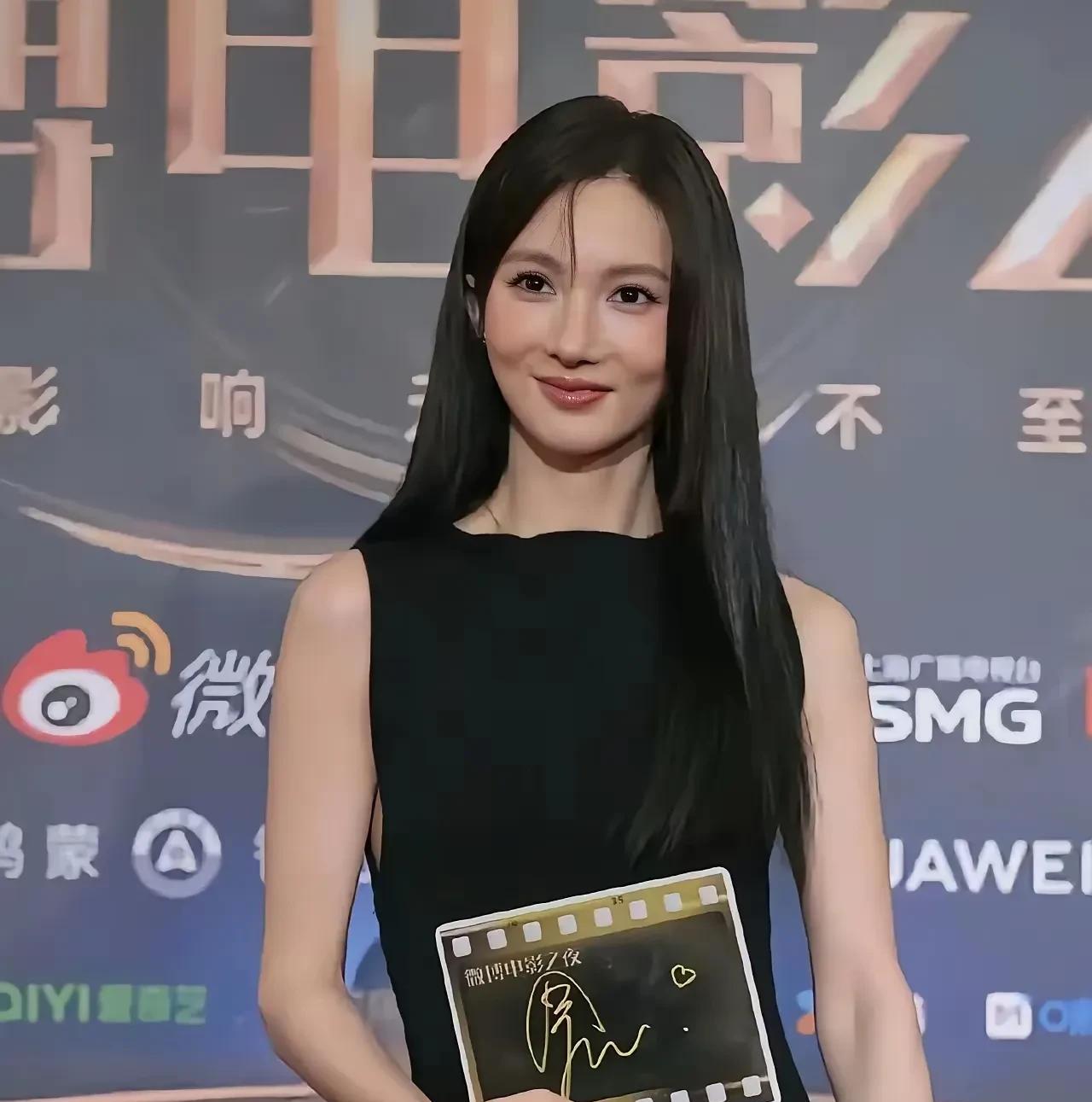金晨的脸已经成了泥塑的娃娃脸，每一次出镜都是不一样的五官，但是却是看来越来越舒服