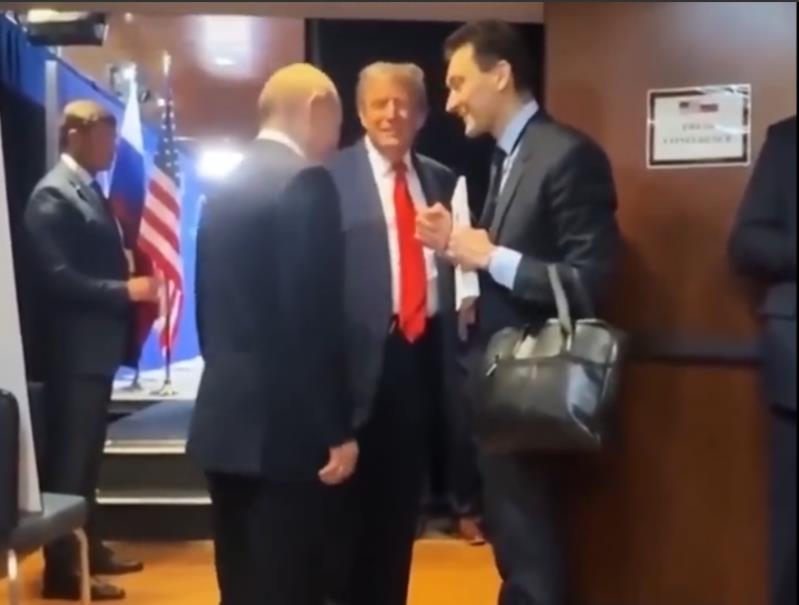 普京给全世界都上了一课，如何不需要放狠话？就能让川普言听计从。



当地时间8
