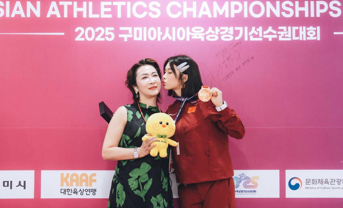 吴艳妮妈妈和吴艳妮互相亲吻！吴艳妮有一位优秀的母亲，韩国龟尾亚锦赛吴妈妈熊艳一直
