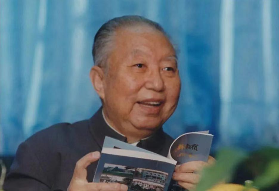 华国锋在1976年10月至1978年12月间掌握实权，这段时间虽短，却对国家产生