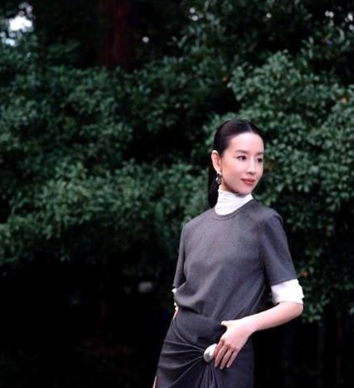 董洁穿59块的优衣库高领，把6000块的外套穿成了配饰。
没人骂她穷，都说她懂行
