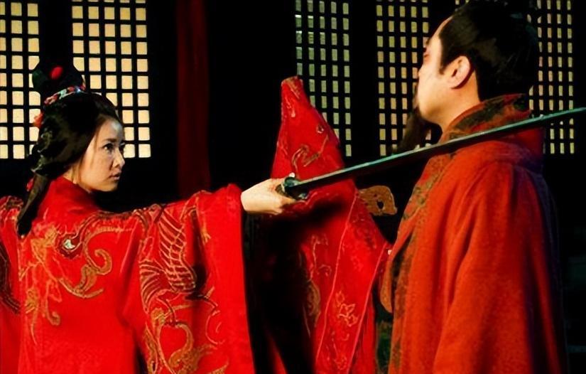 公元209年，48岁的刘备迎娶17岁的孙尚香。新婚夜，刘备醉醺醺的入洞房，看到里