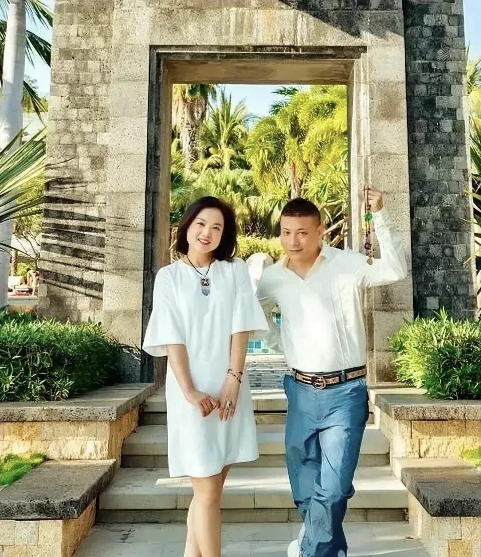 这对明星夫妻看着好低调，是恩爱的一对。女的是歌手，唱过很多脍炙人口的歌曲， 不知