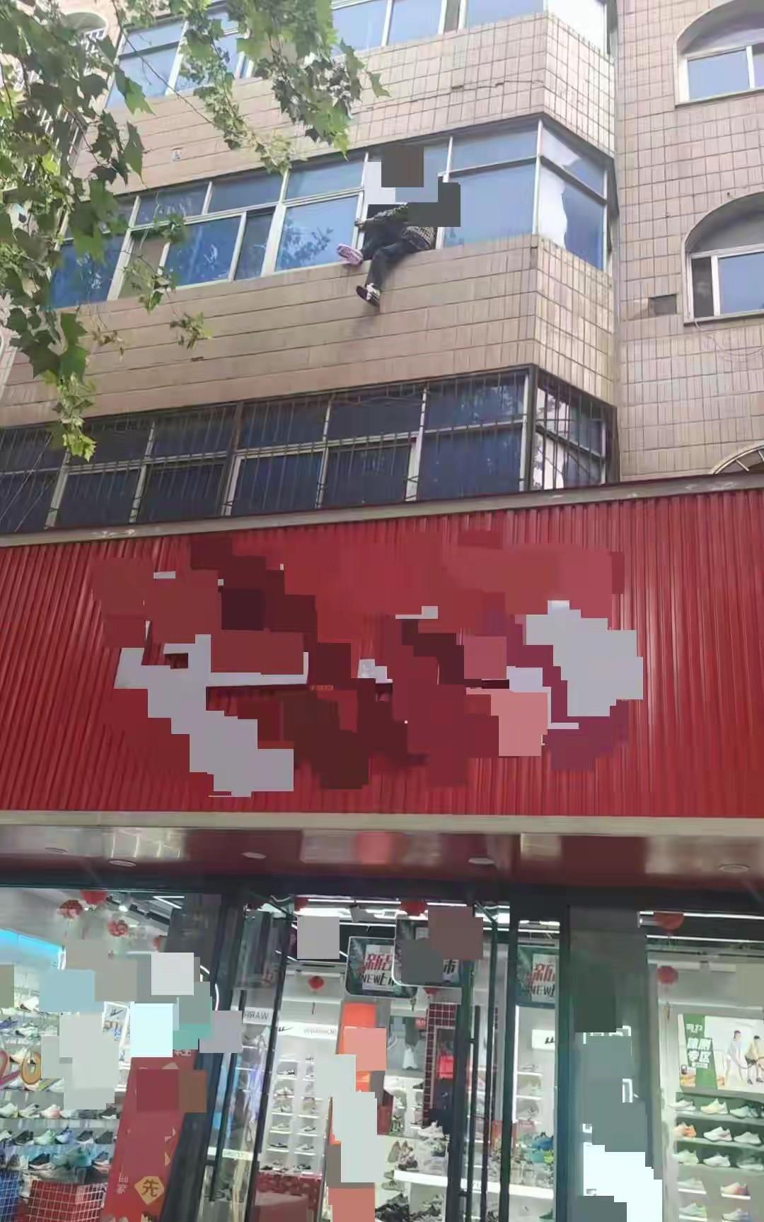 河南驻马店，百岁老人从三楼窗户爬出，被一楼商铺老板娘发现，千钧一发之际，老板娘灵