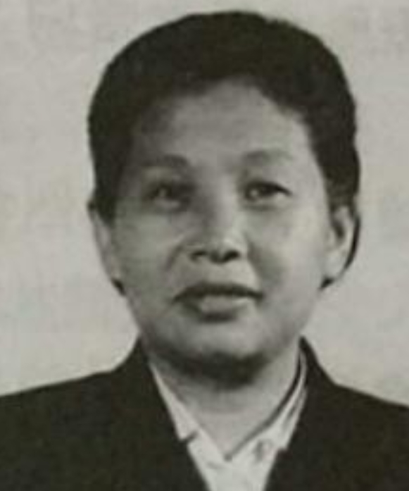 1939年，女战士徐敏准备去如厕，突然被一壮汉抱到了床榻上，对方捂住了她的嘴巴，