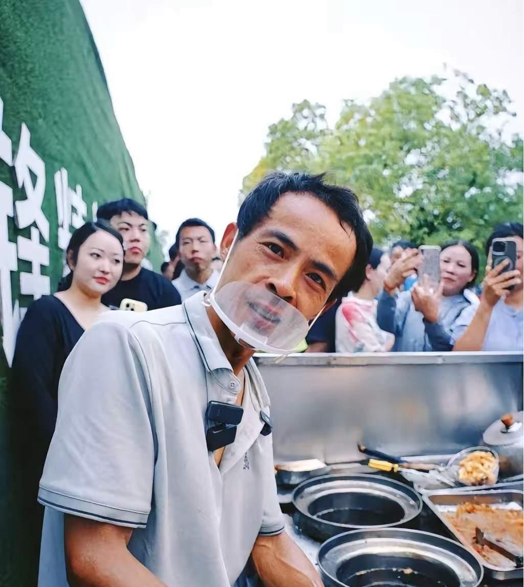 鸡排哥在接受采访时称，自己不会直播，也不会开分店，虽然火了但还是会走到街头继续自