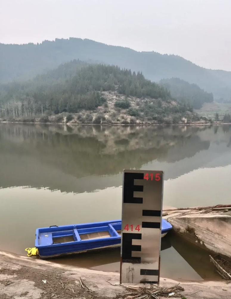 水库的重要性。
水库当初修建，是为了天旱农田有水灌概，保证用水需求。
而现在，好
