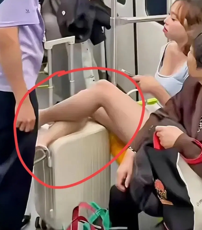 破案了，原来行李箱是地铁女孩的，并不是男孩的，一开始大家都分辨不是行李箱是谁的，