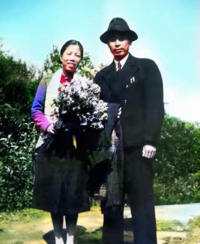 1940年8月18日，周恩来夫妇在一起重庆，这一天正好是周恩来和邓颍超结婚15年