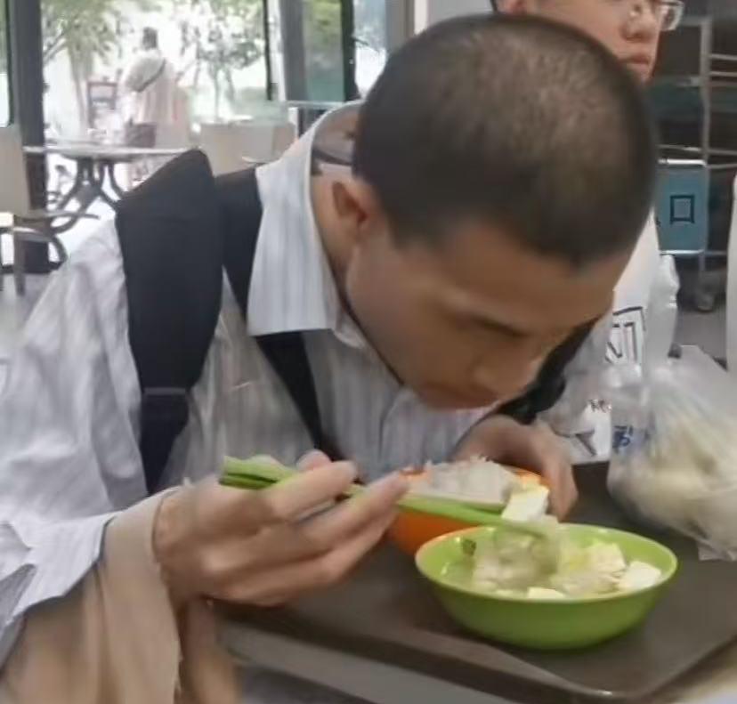 好心疼韦神，吃的饭少油少肉，穿的破衣烂衫。
韦东奕的出身背景也不差，爷爷师范大学