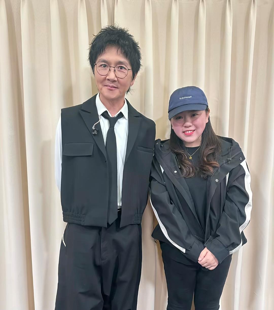 56岁孙楠在荆州被偶遇，他真人已经瘦到脱相，他变化好大，完全都快认出来了，头显得