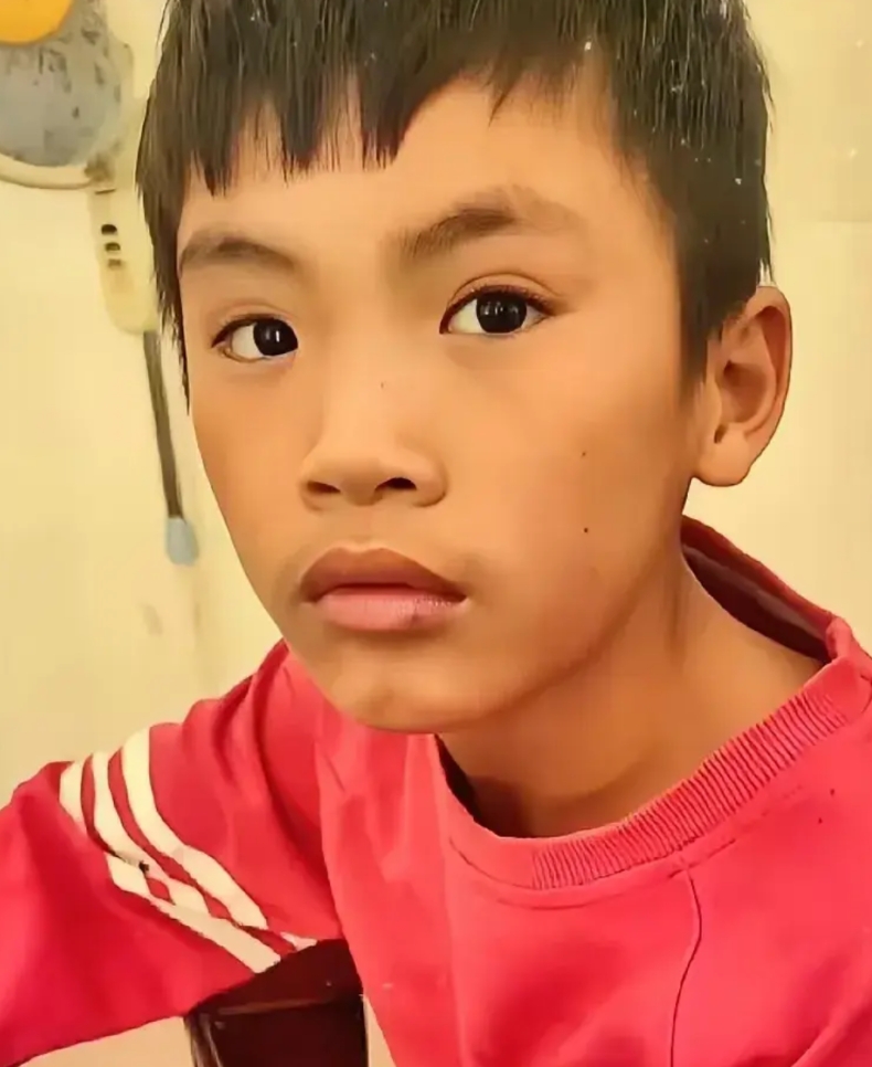 大家发现了吗？

小孩哥回来后变化非常明显，不是性格和调皮程度，而是眼神！才10