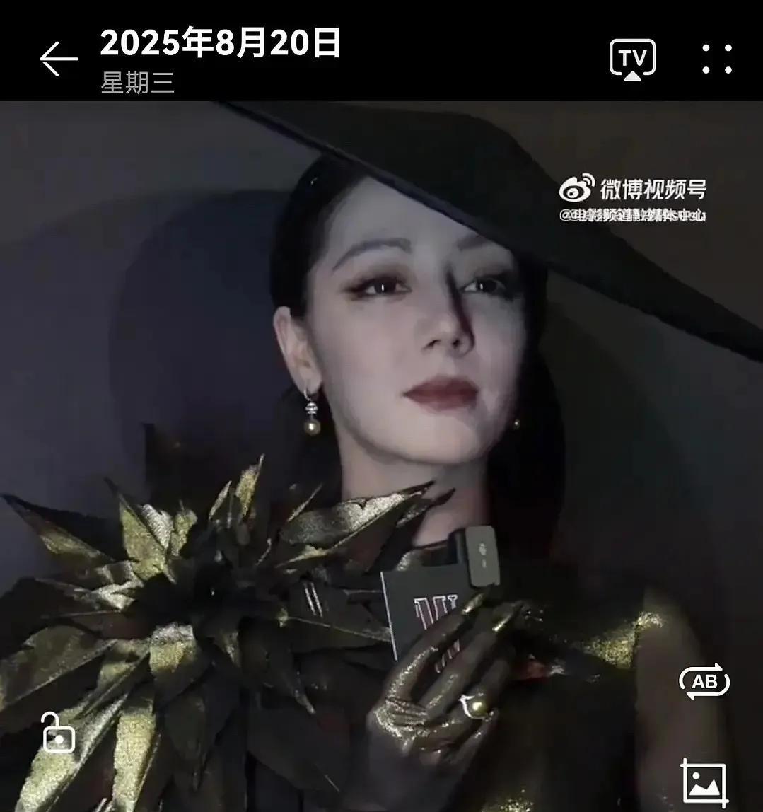 迪丽热巴也成了过气明星，只有美貌没有演技，而且长相还有局限性，年龄也大了，拿什么