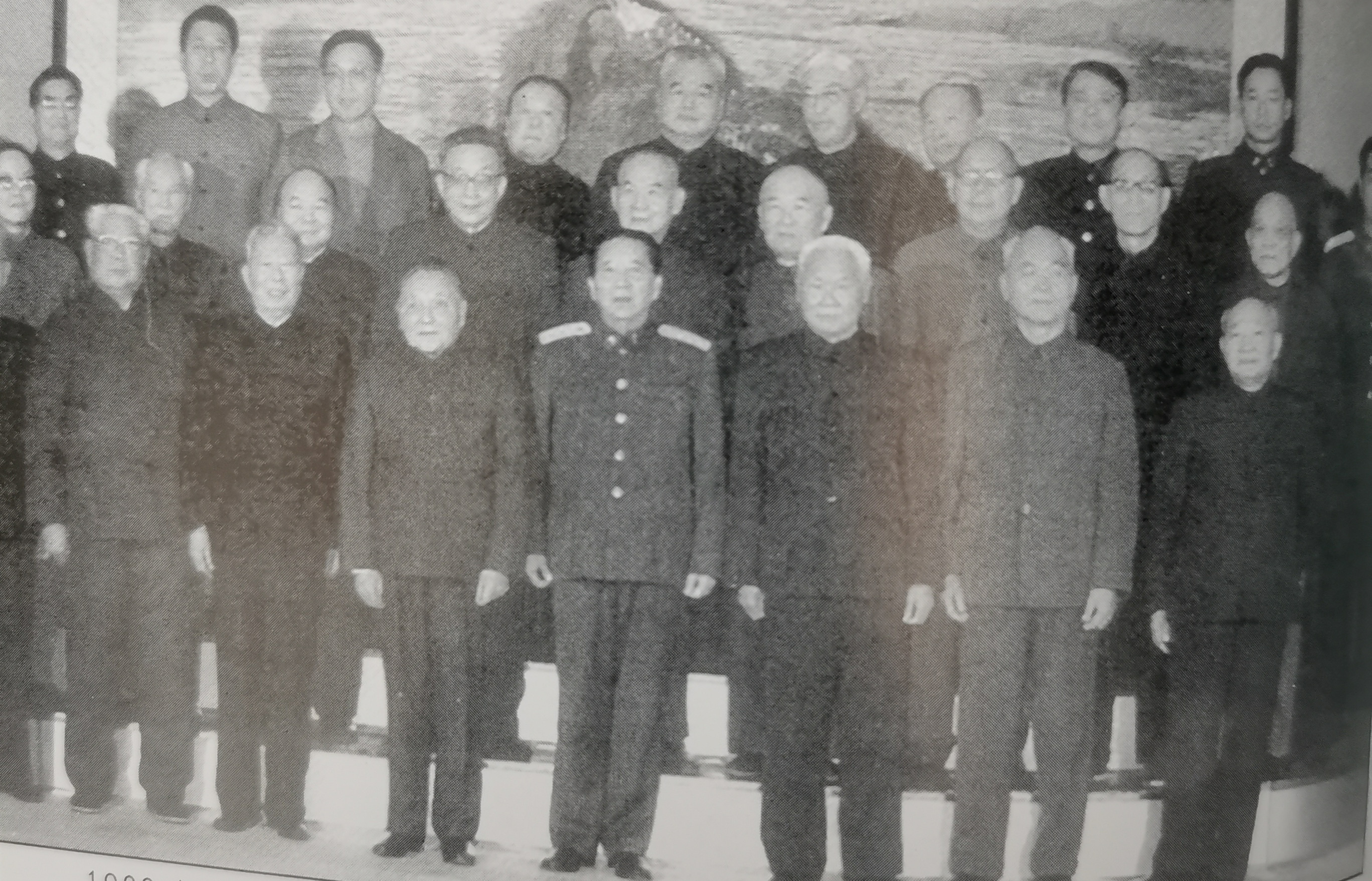 这张照片很珍贵，1989年，小平同志和第二野战军战史编修人员的合影。小平同志的老