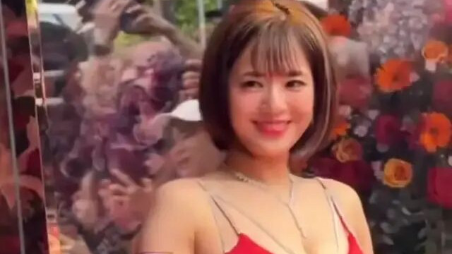 苍井空复出！鱼尾纹严重被嘲人老珠黄，为养家糊口穿低胸装夺眼球