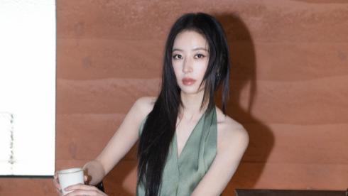 周雨彤的最新妆造，这超松驰感和穿搭，觉得如何？