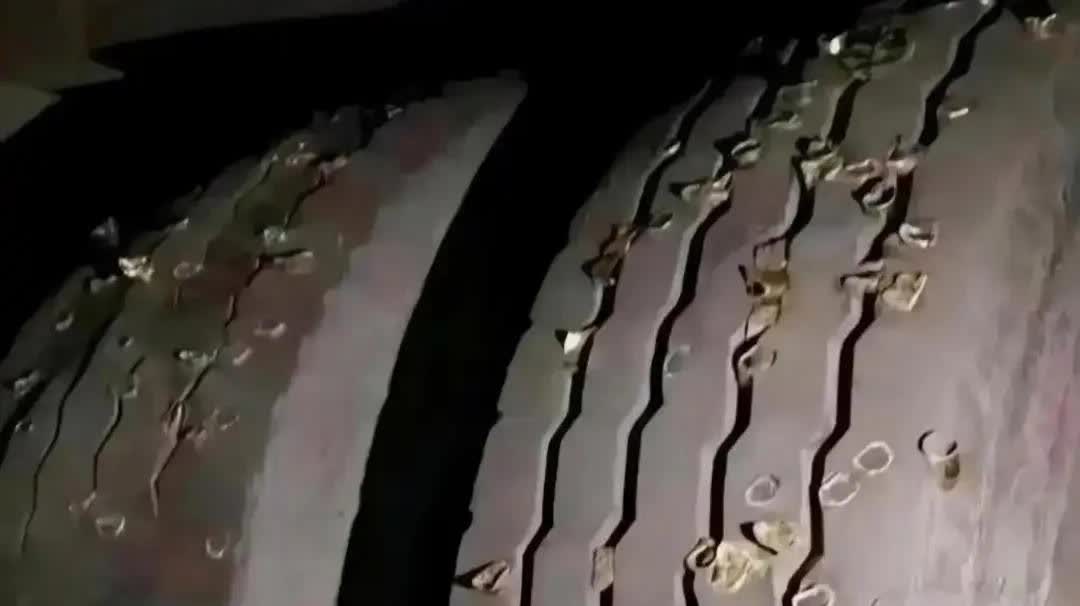 借朋友车回老家，回来发现车胎密密麻麻全是金属屑，这可咋整啊！直接赔钱怕对方嫌生分